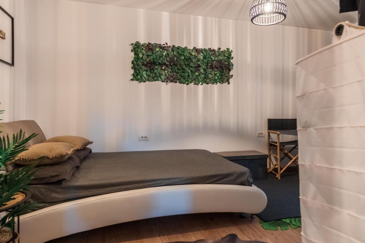 Jungle Apartment 15 Min Walk To Beach & Downtown Constanta Exterior photo