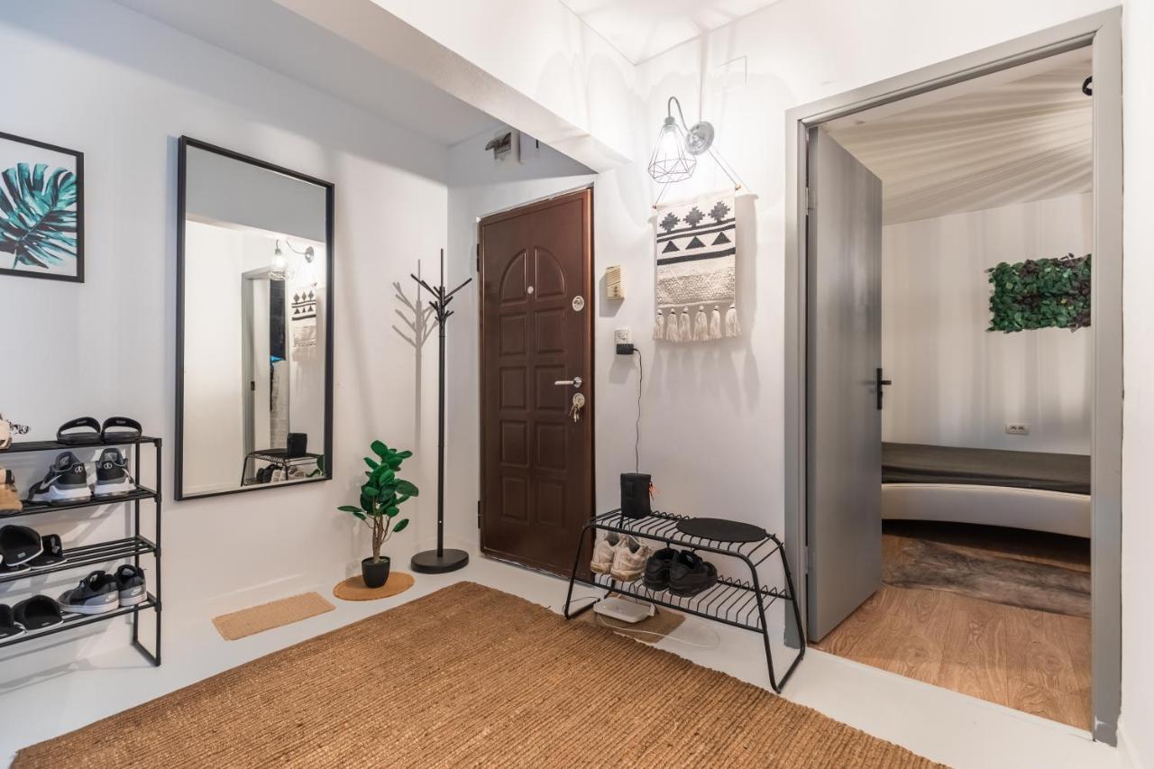 Jungle Apartment 15 Min Walk To Beach & Downtown Constanta Exterior photo